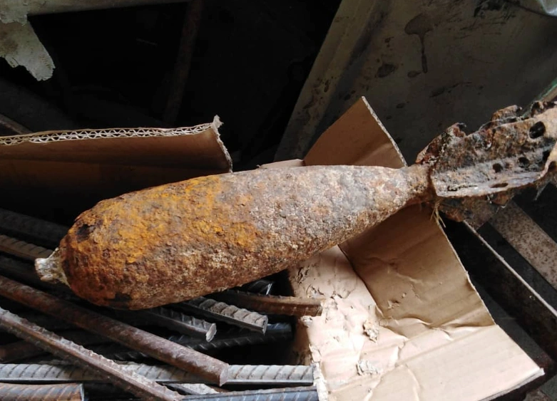 Ilustrasi mortir dalam kondisi berkarat dan masih utuh saat ditemukan. [Instagram]